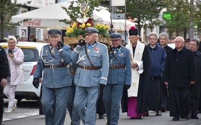 Relikwie św. Jana Pawła II nieśli m.in. przedstawiciele duchowieństwa, piłsudczyków oraz Zrzeszenia Kaszubsko-Pomorskiego.