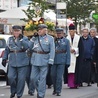 Relikwie św. Jana Pawła II nieśli m.in. przedstawiciele duchowieństwa, piłsudczyków oraz Zrzeszenia Kaszubsko-Pomorskiego.