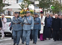 Relikwie św. Jana Pawła II nieśli m.in. przedstawiciele duchowieństwa, piłsudczyków oraz Zrzeszenia Kaszubsko-Pomorskiego.