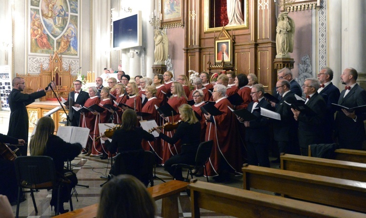 Podczas Mszy św. w radomskiej katedrze wystąpił chór parafii pw. Najświętszego Serca Jezusowego w Radomiu oraz kwartet smyczkowy Filharmonii Świętokrzyskiej.