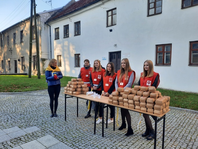 Obok zbiórki do puszek prowadzono także sprzedaż ciast.