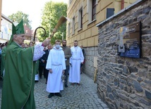 Bp Ignacy poświęcił tablicę pamiątkową poświęconą ks. Żmudzie.