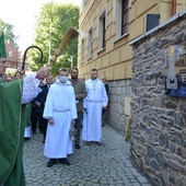 Bp Ignacy poświęcił tablicę pamiątkową poświęconą ks. Żmudzie.