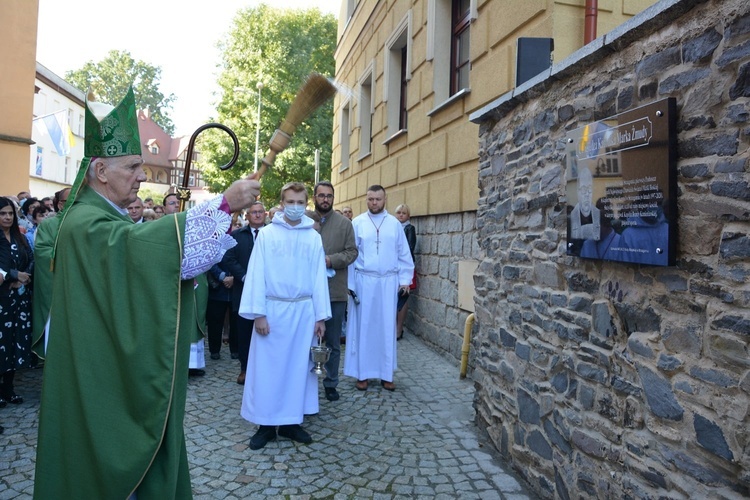 Bp Ignacy poświęcił tablicę pamiątkową poświęconą ks. Żmudzie.