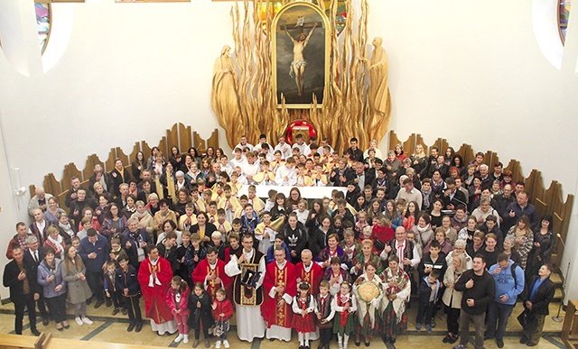 	W inicjatywie wzięło udział wiele rodzin, mamy księży, ministranci, lektorzy i kapłani.