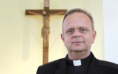 	Kapłan pochodzi z Głogowa i jest proboszczem w gubeńskiej parafii od 2019 roku. 