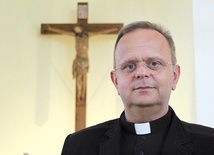 	Kapłan pochodzi z Głogowa i jest proboszczem w gubeńskiej parafii od 2019 roku. 