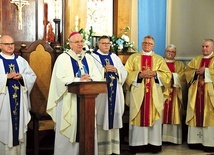▲	Od lewej: ks. Krzysztof Krakowiak, abp Stanisław Budzik,  ks. Piotr Trela, ks. Czesław Bielec.