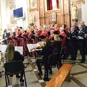 ▲	Podczas Mszy św. w katedrze na zakończenie wystąpiły chór parafii pw. Najświętszego Serca Jezusowego w Radomiu oraz kwartet smyczkowy Filharmonii Świętokrzyskiej.