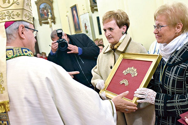 ▲	Jako wotum za opiekę Maryi wykonano dla Niej i Dzieciątka korony  ze złota, które ofiarowali parafianie.