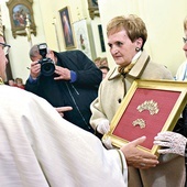 ▲	Jako wotum za opiekę Maryi wykonano dla Niej i Dzieciątka korony  ze złota, które ofiarowali parafianie.