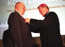 	Medalem św. Jadwigi za zabezpieczenie, uporządkowanie, wieloletnią opiekę i przekazanie archidiecezji wrocławskiej dziedzictwa historycznego ks. inf. Karola Milika, pierwszego powojennego administratora Dolnego Śląska, został odznaczony prof. Jerzy Pietrzak.