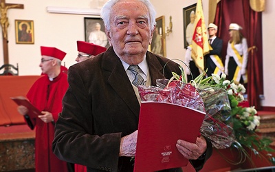	W 2019 r. pedagog został wyróżniony srebrnym medalem Papieskiego Wydziału Teologicznego we Wrocławiu.