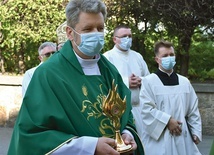 ▲	Relikwiarz wniósł ks. Andrzej Ćwik, proboszcz parafii  pw. św. Michała Archanioła.