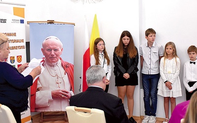 ▲	Dzieci ze świetlicy terapeutyczno-środowiskowej przygotowały program artystyczny poświęcony św. Janowi Pawłowi II. 