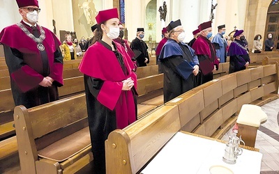 Przedstawiciele śląskich uczelni w katedrze.
