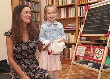 Matylda chętnie bawi się z rówieśnikami. Pani Monika wybiera się w tym czasie do pasmanterii.