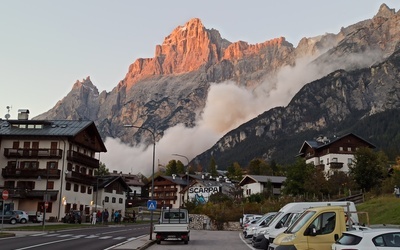 Potężny obryw skalny we włoskich Dolomitach - wierzchołek góry runął w stronę zamieszkałej doliny