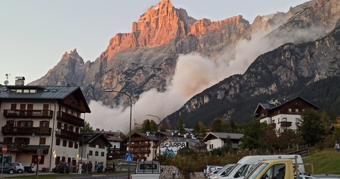 Obrywy lodowe i skalne w Dolomitach nie są rzadkością - co jest ich przyczyną?