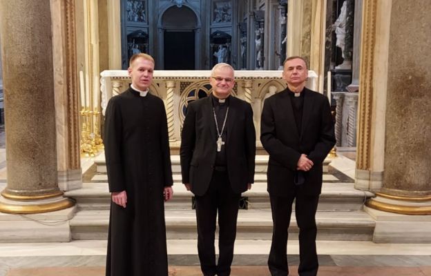 Biskupi ze Świdnicy z ks. Arkadiuszem Harbarem studiującym prawo kanoniczne.