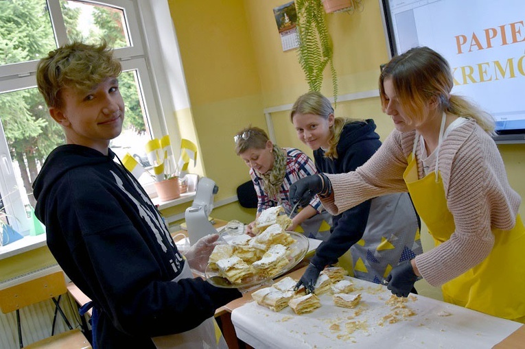 Przyszedł czas na degustację papieskiego ciastka.