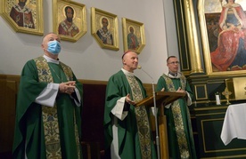 Eucharystię celebrowali (od lewej) bp Artur Ważny i bp Marek Solarczyk. Z prawej ks. Mariusz Wilk, diecezjalny duszpasterz młodzieży.