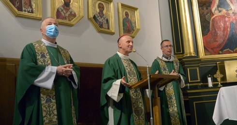 Eucharystię celebrowali (od lewej) bp Artur Ważny i bp Marek Solarczyk. Z prawej ks. Mariusz Wilk, diecezjalny duszpasterz młodzieży.