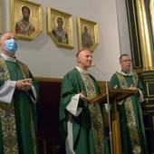 Eucharystię celebrowali (od lewej) bp Artur Ważny i bp Marek Solarczyk. Z prawej ks. Mariusz Wilk, diecezjalny duszpasterz młodzieży.