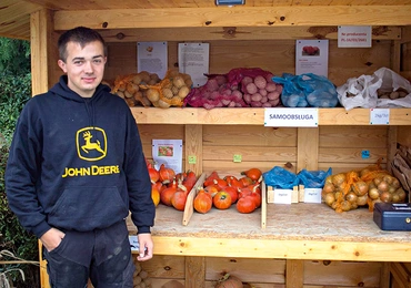 Damian Mrosek przed domowym sklepikiem.