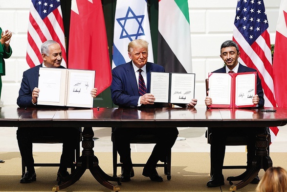 Benjamin Netanjahu, Donald Trump  i Sheikh Abdullah bin Zayed bin Sultan Al Nahyan podpisali tzw. porozumienie abrahamowe.