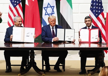 Benjamin Netanjahu, Donald Trump  i Sheikh Abdullah bin Zayed bin Sultan Al Nahyan podpisali tzw. porozumienie abrahamowe.