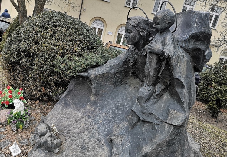 Pomnik Maryi Matki Życia znajduje się na placu przed wejściem do radomskiej kurii.