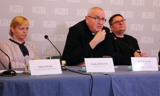 Bp Jarecki: Synod jest nam potrzebny, by powrócić do źródeł