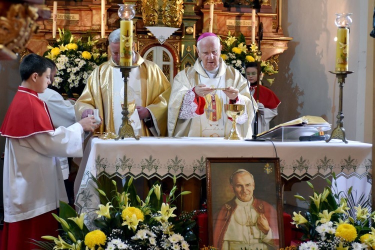 Ujazd Górny. Poświęcenie sztandaru szkoły św. Jana Pawła II