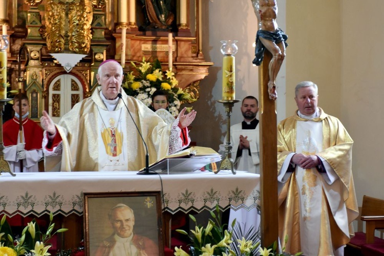 Ujazd Górny. Poświęcenie sztandaru szkoły św. Jana Pawła II