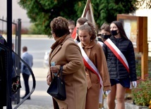 Ujazd Górny. Poświęcenie sztandaru szkoły św. Jana Pawła II