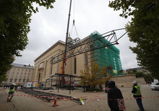 Montaż metalowego wiązara na dachu katedry Chrystusa Króla.