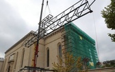 Montaż metalowego wiązara na dachu katedry Chrystusa Króla.