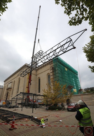 Montaż metalowego wiązara na dachu katedry Chrystusa Króla.