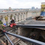 Montaż metalowego wiązara na dachu katedry Chrystusa Króla.