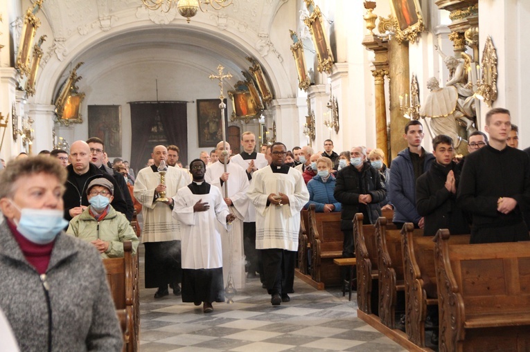 Trzebnica 2021. Powołani do kapłaństwa i życia konsekrowanego u św. Jadwigi