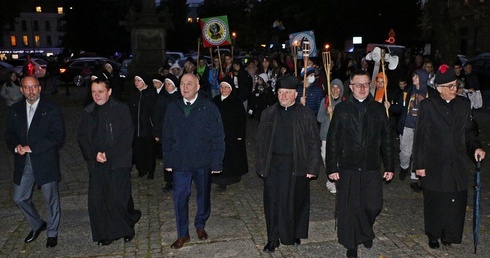 Prawdziwa świętość trwa, fascynuje i dokonuje cudów