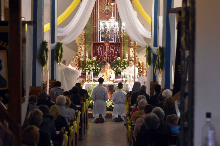 Bojanice. Abp Mokrzycki dał im relikwie św. Jana Pawła II