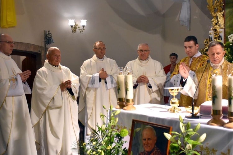 Bojanice. Abp Mokrzycki dał im relikwie św. Jana Pawła II