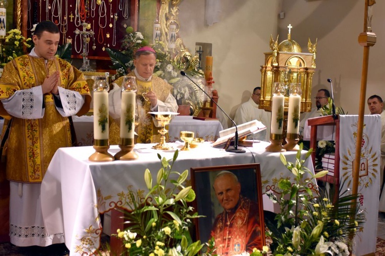 Bojanice. Abp Mokrzycki dał im relikwie św. Jana Pawła II