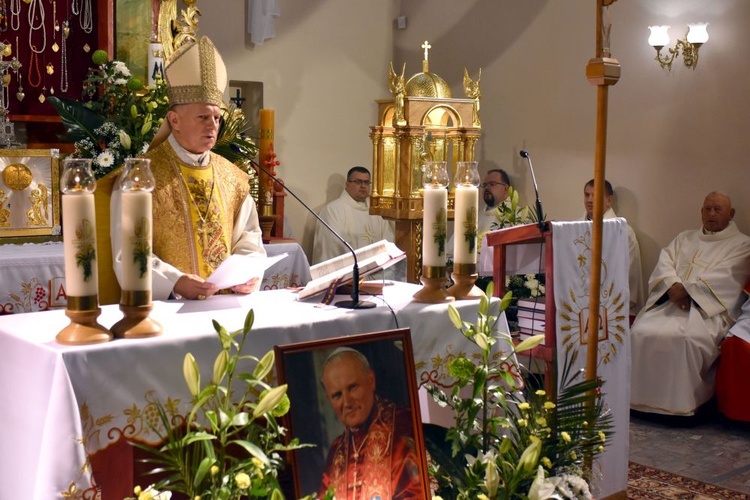 Bojanice. Abp Mokrzycki dał im relikwie św. Jana Pawła II