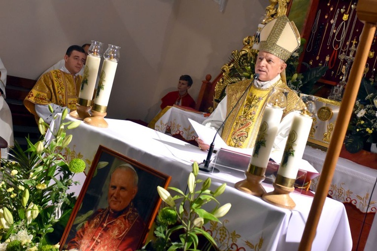 Bojanice. Abp Mokrzycki dał im relikwie św. Jana Pawła II