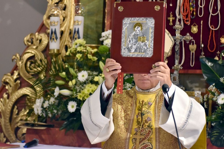 Bojanice. Abp Mokrzycki dał im relikwie św. Jana Pawła II