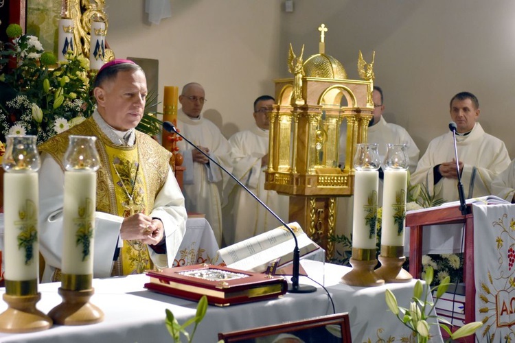 Bojanice. Abp Mokrzycki dał im relikwie św. Jana Pawła II