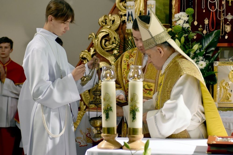 Bojanice. Abp Mokrzycki dał im relikwie św. Jana Pawła II